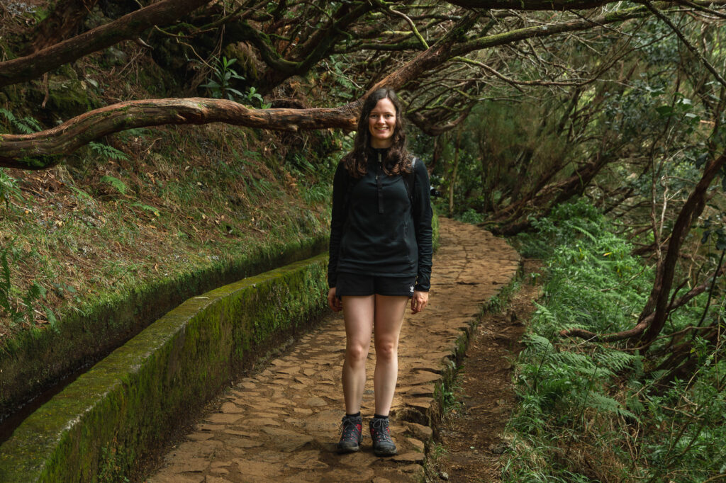 Porträt einer Fotografin aus Ahaus auf einem gepflasterten Wanderweg durch einen Lorbeerwald.