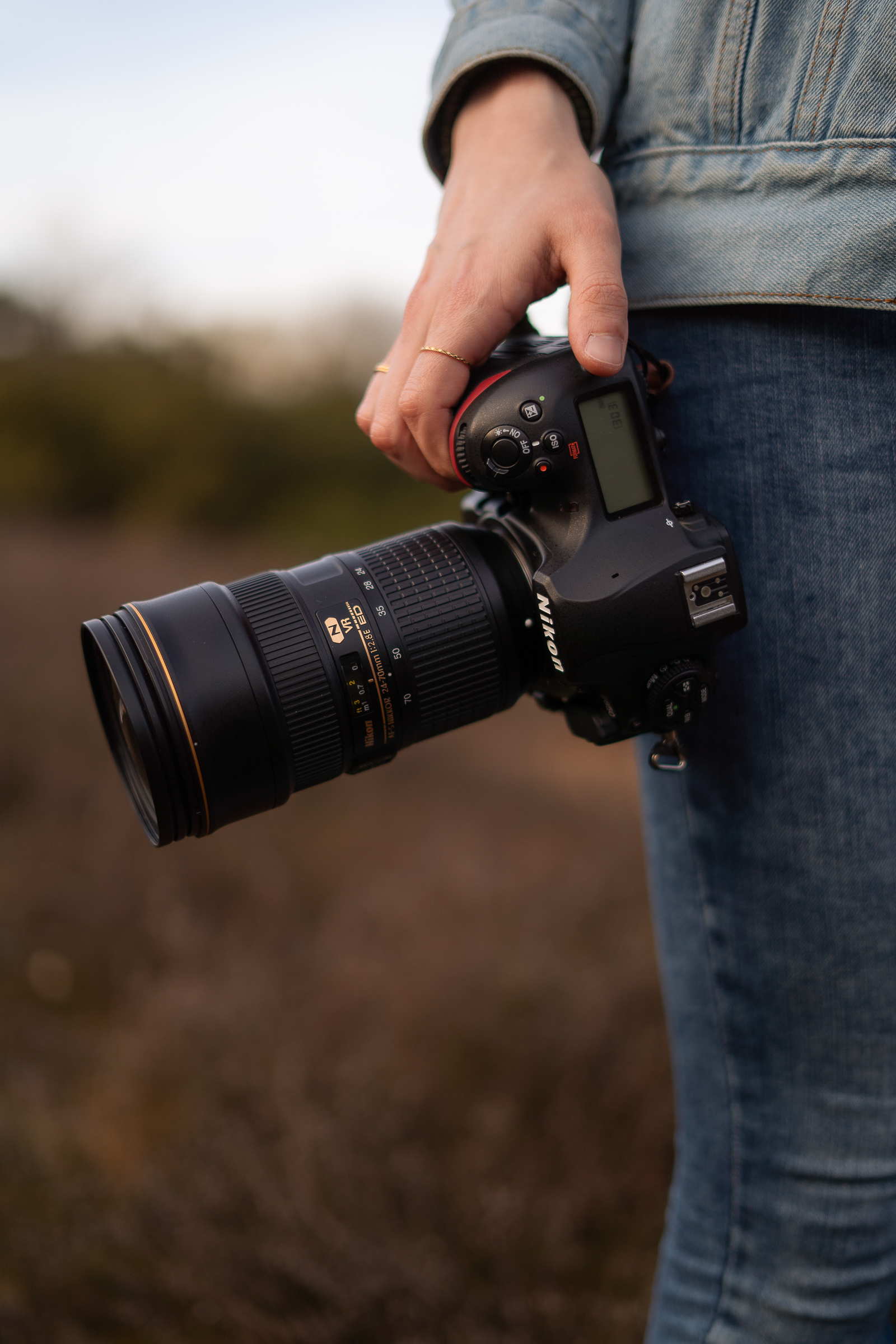 Detailfoto einer Kamera in der rechten Hand einer Fotografin in Ahaus im Münsterland.